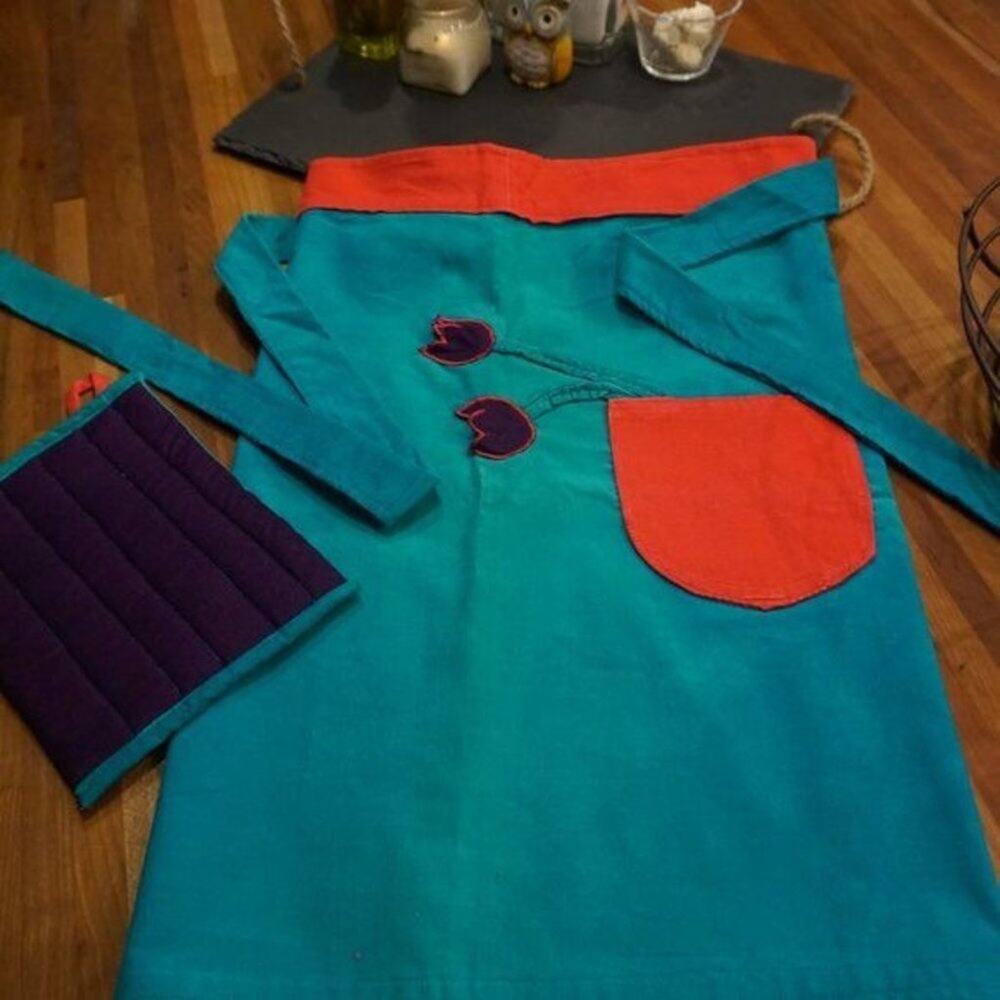 AWD Woman's Tulips cotton corduroy waist apron with pocket and pot holder